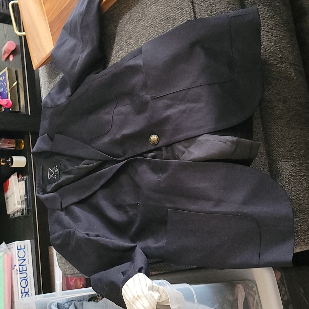 Navy blue Aritzia blazer missing button